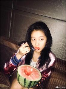 关晓彤娱乐吃瓜图片,镜头下的真实生活